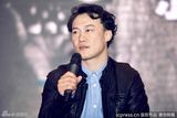 组图：陈奕迅为重庆演唱会造势 喝大碗茶入乡随俗