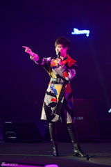 组图：水果姐土豪金献中国首秀 春春靓颖同台