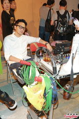 组图：张智霖为自己导MV 蔡一杰伍咏薇现场搞怪