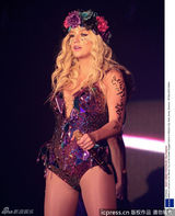 组图：Ke$ha原始人造型开唱 头顶花环脸贴亮片