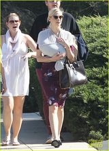 组图：34岁美国女星双胸托宝宝升级I奶