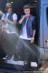 组图：比伯当街献唱谢歌迷 小天王自恋摸发