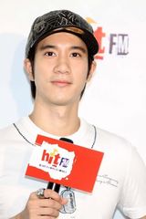 高清组图：王力宏秀厨艺煎双蛋 期望发片拍片双丰收