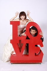 组图：《首付》张铎黄小蕾拍搞怪雷人结婚照