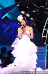 组图：郑嘉颖坐升降机频频卖萌胡杏儿白色婚纱妩媚