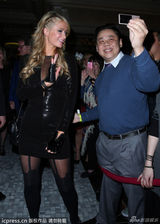 组图：豪门浪女希尔顿深V亮相 叔叔猛揩油