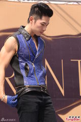 组图：吴建豪穿背心秀身材 幽默学大卫雕塑