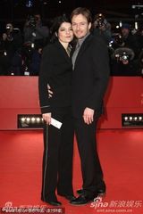 高清：《未来》首映礼 女导演米兰达挽两男走红毯