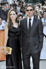 组图：皮特朱莉夫妻携手亮相新片《魔球》红毯