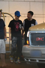 组图：韩庚黑超遮面低调回京 一路电话接不停