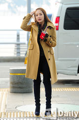 组图：韩星朴敏英赴港 穿驼色大衣甜笑亲和