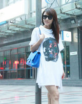 组图：贾青街拍骷髅头图案上衣搭潮包