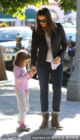 组图：詹妮弗-加纳带爱女出街与媒体玩互拍