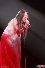 组图：甄妮等红馆开唱 潘美辰唱情歌疑示爱