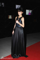 组图：IT GIRL 陈燃女王范儿优雅亮相艺术展