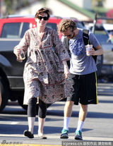 组图：海瑟薇印花长裙亮相 与老公嬉笑打闹