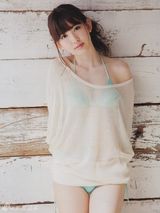 组图：小嶋阳菜夏日海滩写真 衣衫轻褪诱惑十足