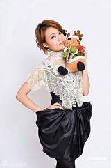 幻灯图集：容祖儿率师弟师妹拍宣传照 送圣诞祝愿