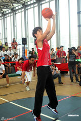 组图：吴克群出席活动秀球技 力证自己肌肉没作假