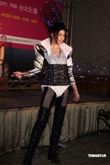 幻灯图：郑秀文无惧变成独眼龙 将台湾开唱