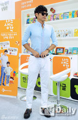 组图：李钟赫李俊秀父子穿亲子装出席签名会