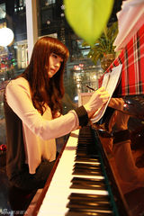 组图：歌手苏曼清新写真集曝光 尽显优雅知性美