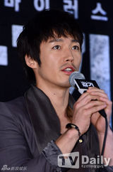 组图：张赫秀爱挽手出席韩片《流感》发布会