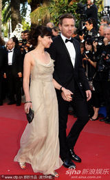 组图：麦克格雷格携妻走秀显恩爱