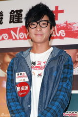 组图：周国贤为贫童苦况落泪 方大同助养儿童