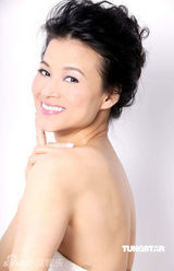 幻灯图：黎燕珊代言大秀长腿 星级辣妈分享美丽心经