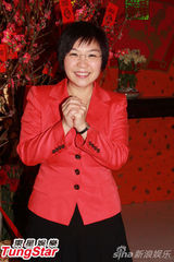 组图：粉红女郎汪明荃发红包 陈展鹏赢好兆头