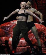 组图：LadyGaga巡演骚味浓 穿肉片装与猛男肉搏