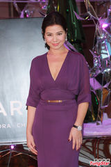 组图：钟楚红亮相圣诞活动 低胸长裙优雅出镜