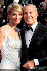 幻灯图：超模莎拉银鞋闪耀 和设计师让-克劳德亮相