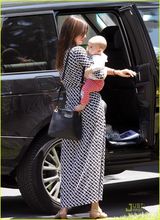 组图：米兰达-可儿携子访友 尽显辣妈风采