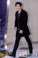 组图：高修出席慈善活动 笑容温馨与孩童合影