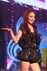 高清组图：张韶涵短裙卷发上阵 引爆现场