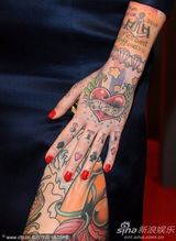 组图：莱克西-海尔头戴红花性感亮相秀纹身