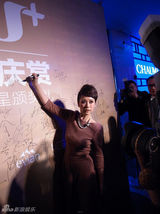 组图：海清裙装亮相知性婉约 获年度热力女性大奖