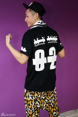 组图：魏晨个唱彩排现场曝光 努力练舞狂洒汗