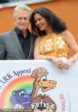 幻灯：道格拉斯携娇妻看望病童 泽塔-琼斯笑容迷人