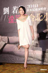 幻灯图：刘若英“脱掉高跟鞋”展亲切 演高难“绸吊”