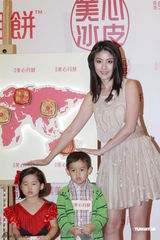 组图：陈慧琳连衣裙优雅 走出流产阴影欲再造人