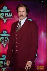 组图：威尔-法瑞尔现身EMA大红西装亮眼