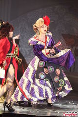 组图：幸田来未开唱变身蓝色妖姬 撅臀秀S曲线