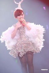 组图：梁静茹银白短裙开唱 送亲笔签名纸飞机