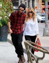 组图：西耶娜与斯图里奇纽约牵手秀甜蜜