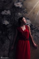 组图：邓家佳变清丽女文青 游走画纸山水间