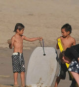 幻灯图：朱莉皮特携儿子海滩办派对共享天伦