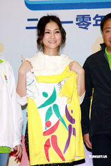 幻灯图：谢安琪飒爽运动装亮相 变身羽毛球健将